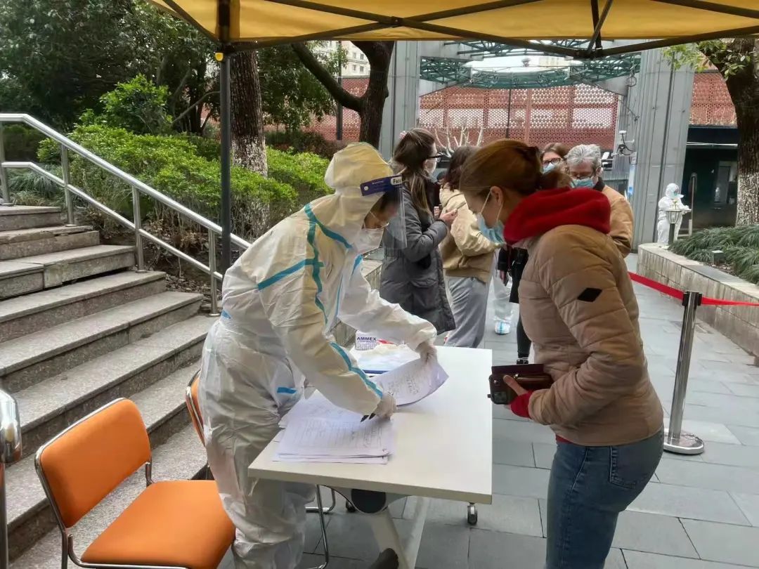 外国人不了解防疫规定怎么办?社区里的“翻译官”起了大作用休闲区蓝鸢梦想 - Www.slyday.coM 外国人不了解防疫规定怎么办?社区里的“翻译官”起了大作用休闲区蓝鸢梦想 - Www.slyday.coM