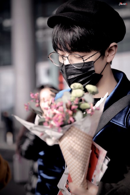 花儿与少年捧花的小王子肖战,愿你被爱意和鲜花围绕永远美好快乐
