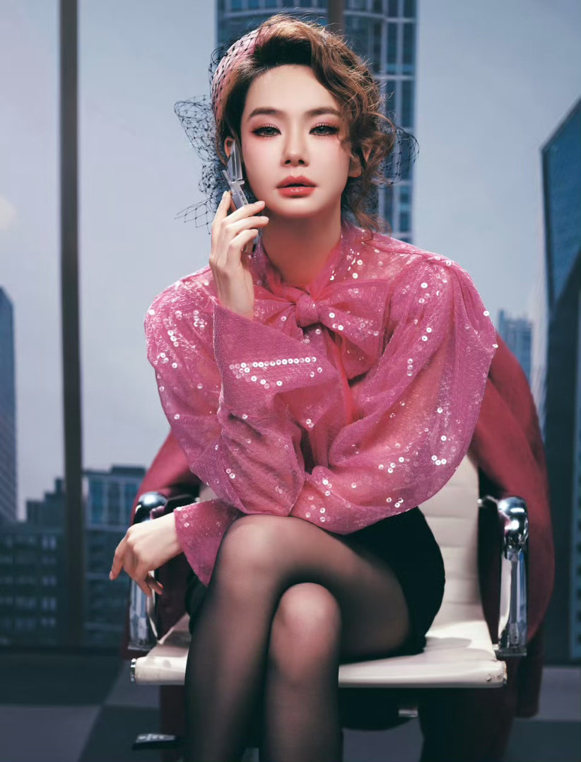 戚薇大侦探十周年庆生，诠释爱己爱人