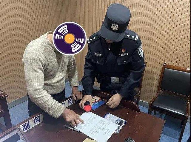 无语,杭州一男子酒后大闹洗浴中心,民警到时瞬间装傻休闲区蓝鸢梦想 - Www.slyday.coM 无语,杭州一男子酒后大闹洗浴中心,民警到时瞬间装傻休闲区蓝鸢梦想 - Www.slyday.coM