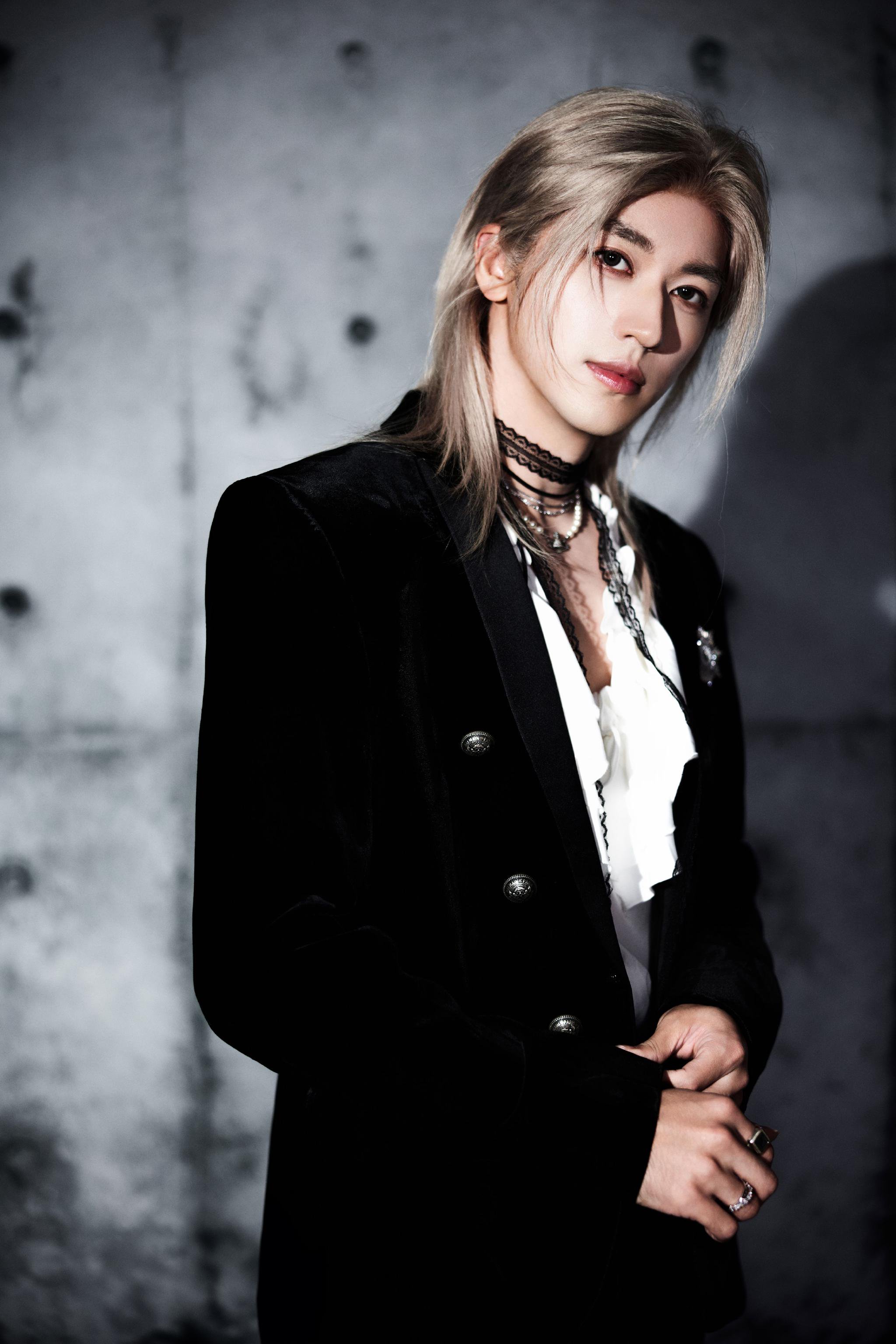 许魏洲白金长发亮相安庆秦潭湖音乐节