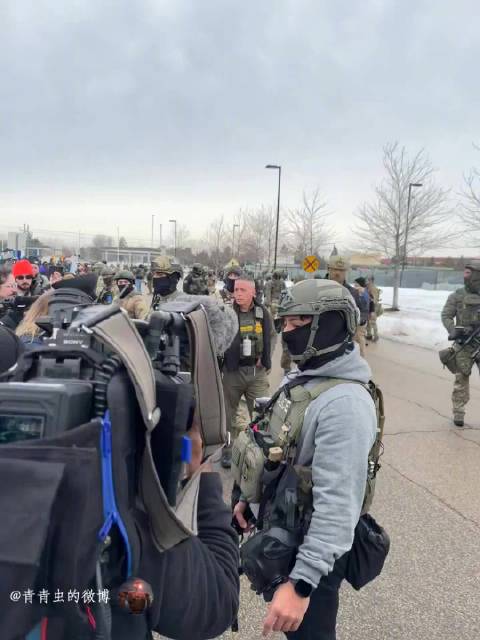 这哥们儿不是在阿凡达星球吗，怎么回地球来指导工作了？