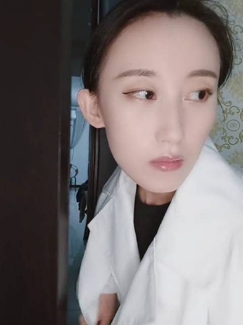 网红派小轩宿舍查寝遇室友突袭