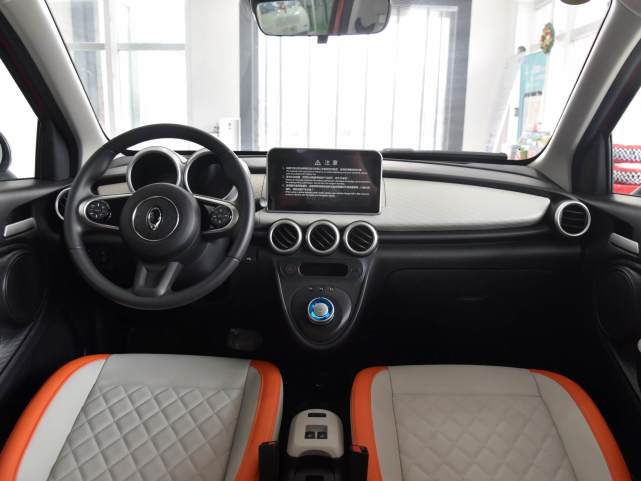 代步小车的对决,欧拉黑猫和宏光MINI EV谁的性价比更高