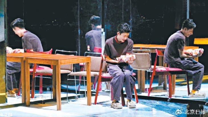 张一山挑战独角戏《一地鸡毛》一人分饰15个角色