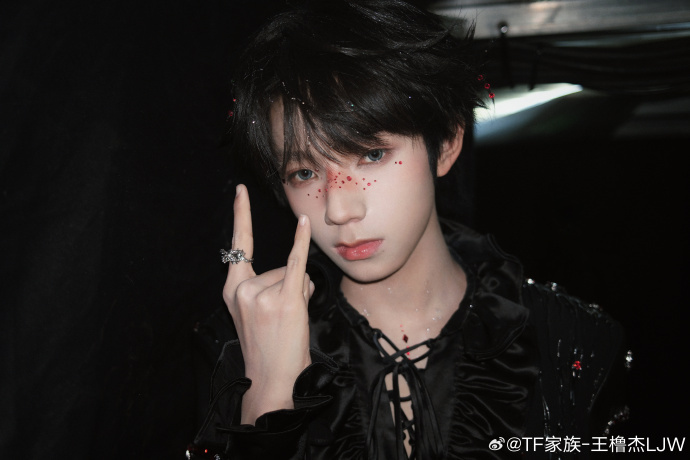 王橹杰新音18宫格plog展现突破决心