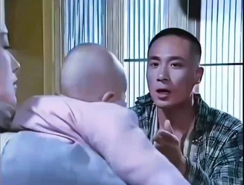 男人亲小孩不小心亲到孩子妈妈，双方瞬间都尴尬了！