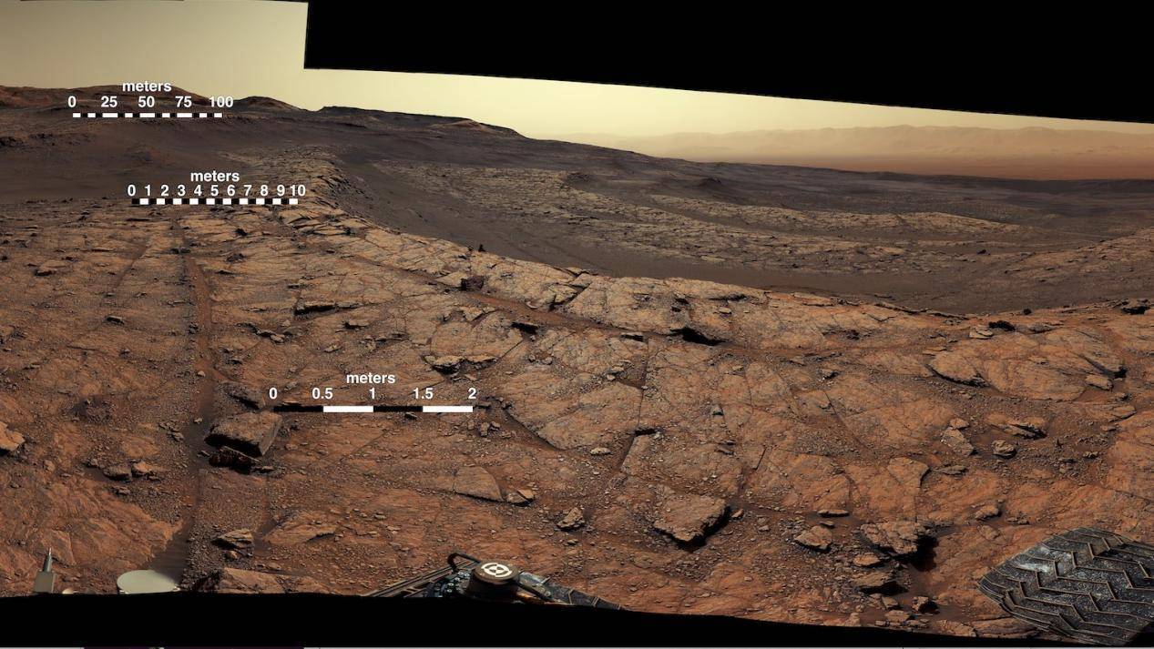 图解:好奇号火星车拍摄的火星地表图像.