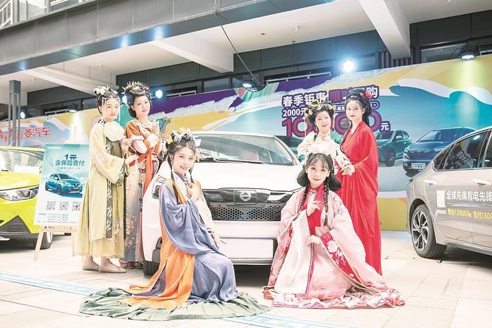 “电车”猛追“油车”  跻身车市“顶流”