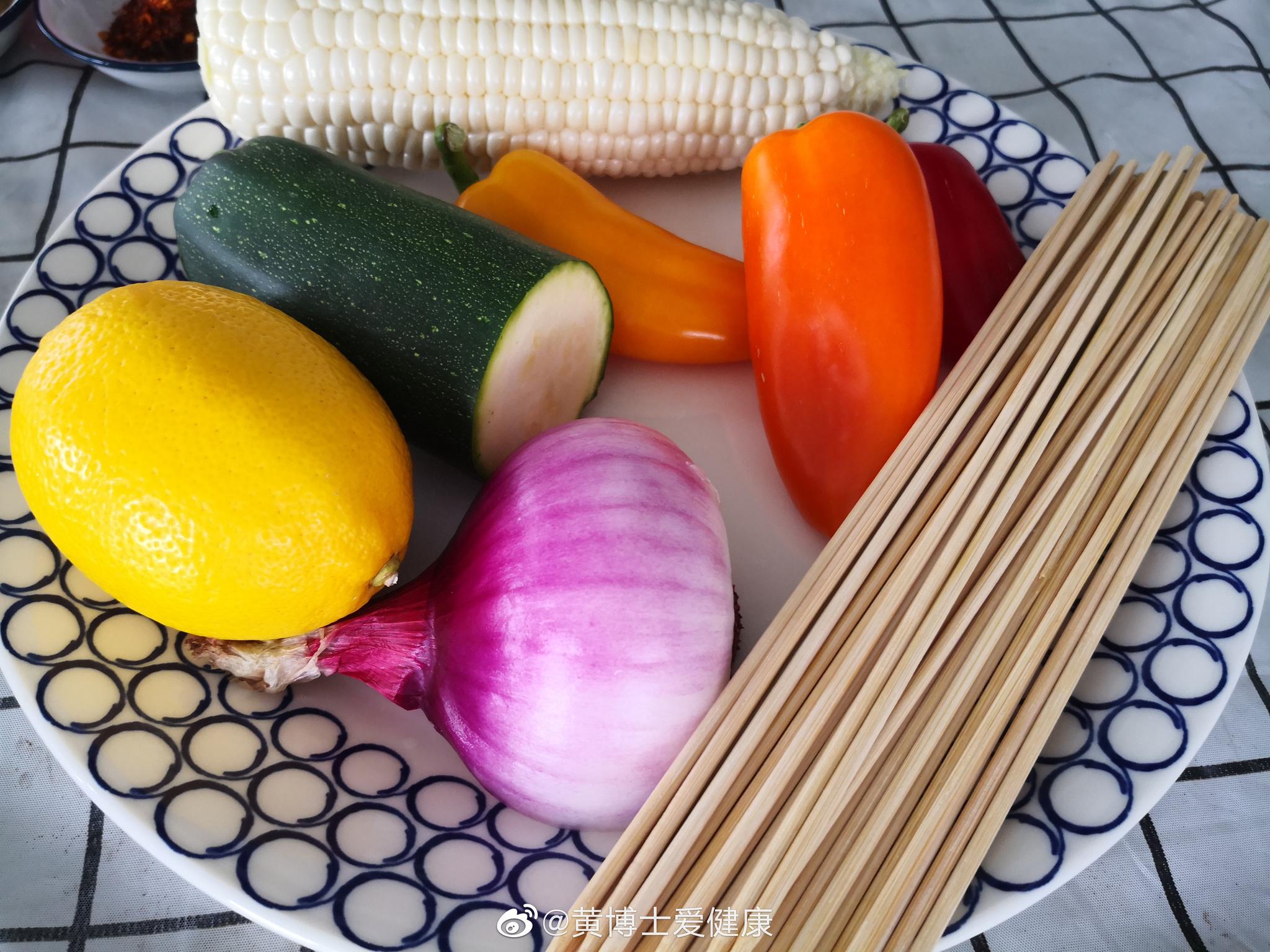 朋友做的健身餐，孜然牛肉串，健康好吃，我享用 ..