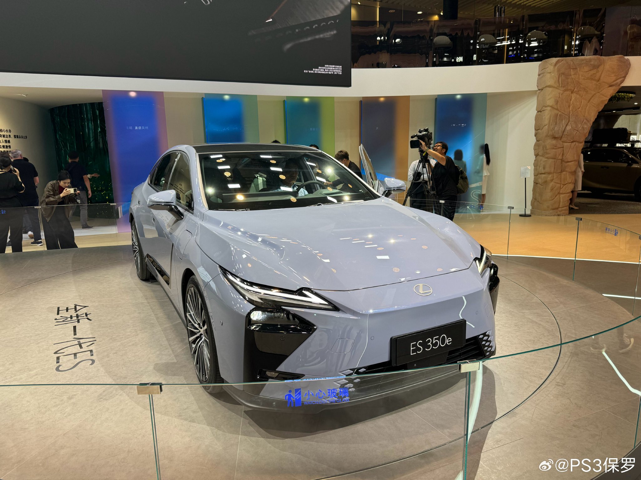 新一代ES官图其实还行，但是看到实车，emmm，侧面这条线