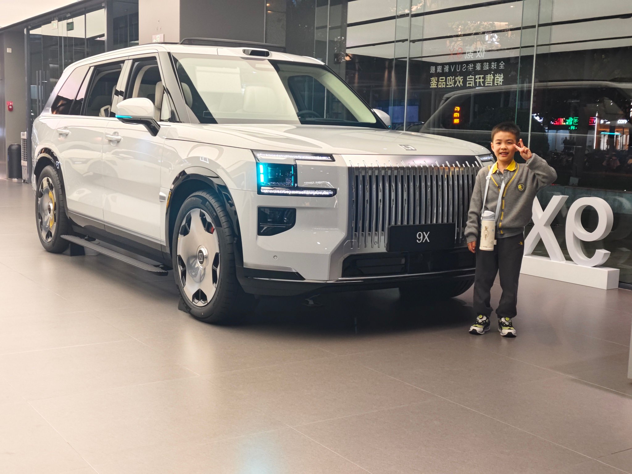 张小苗探店极氪9X,与心仪设计逐一合影