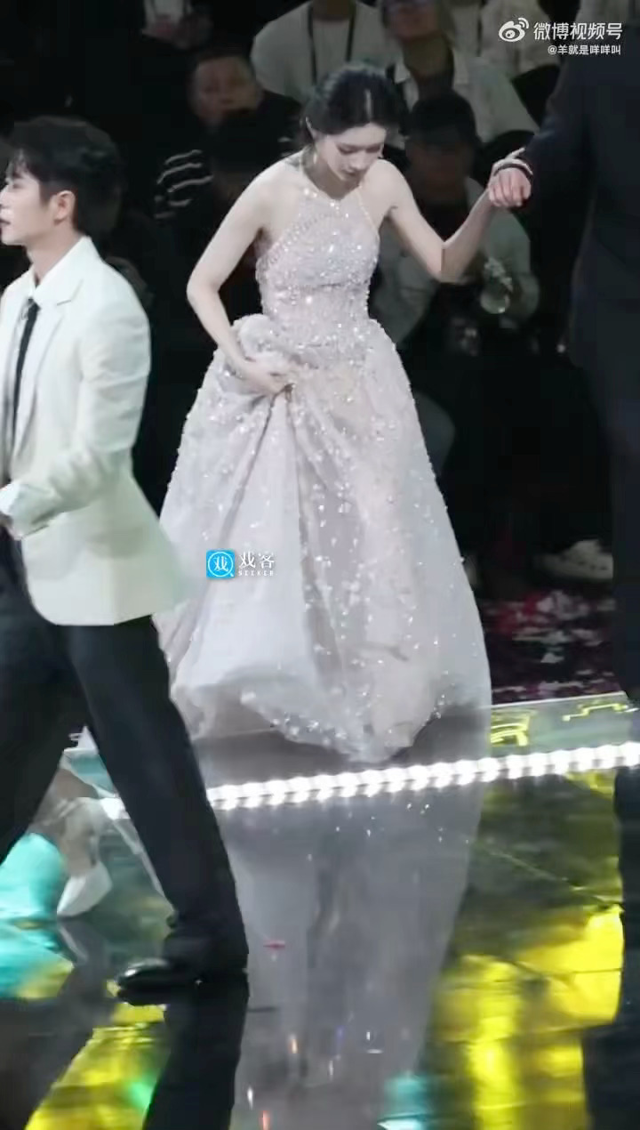 孟子义台上摔倒引连锁反应，丁禹兮搀扶吓到鞠婧祎