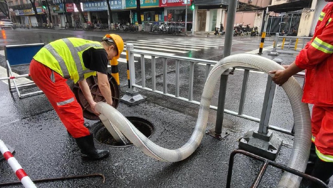 排水工人通宵作业，保城区道路通畅
