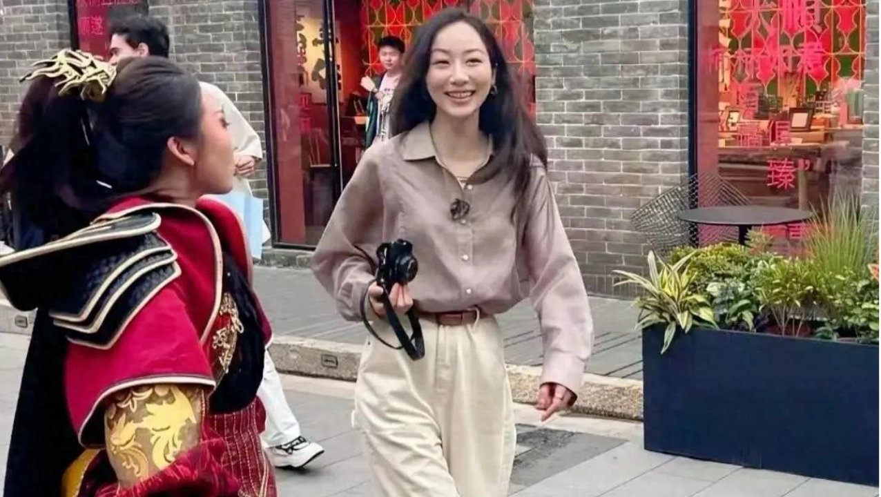 “冻龄女神”韩雪在山西被偶遇，她打扮很一般，42岁皮肤还这么棒