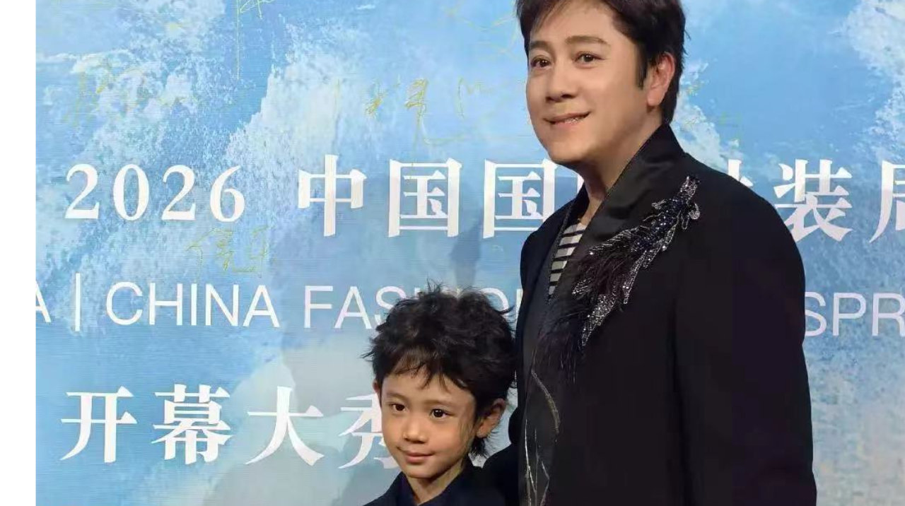 蔡国庆又带小儿子走T台，帅气不输老爸，未来可期