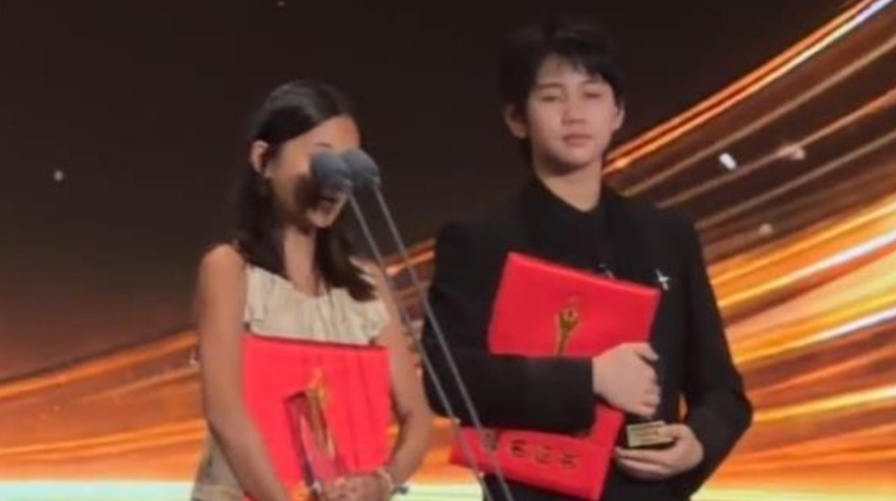 宋佳和梅婷女儿牵手走红毯，12岁快快提名最佳新人奖