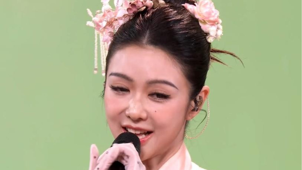 马年春晚镜头下的中年明星！王菲抗住怼脸拍，刘涛天然脸有韵味