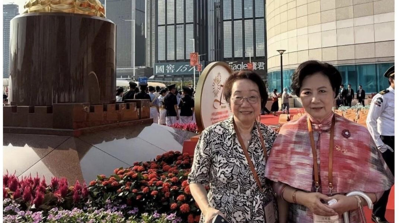 78岁汪明荃国庆观礼！红衣珍珠项链亮相金紫荆广场，气质温润显情怀