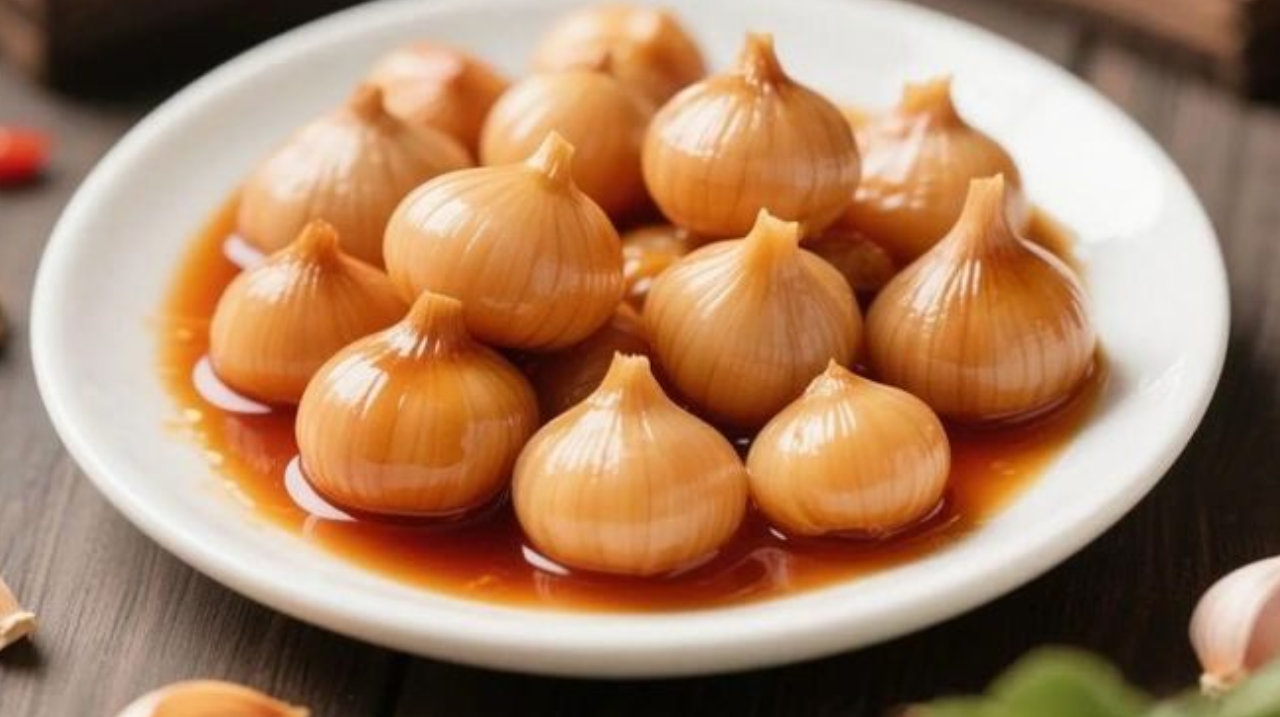 糖蒜与腊八蒜的区别，为什么糖蒜跟醋的颜色一样，腊八蒜却是绿色