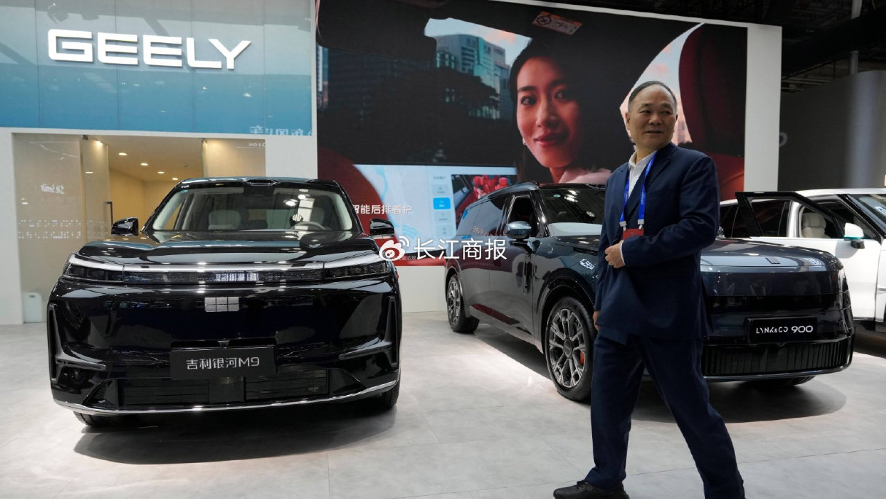 李书福在吉利汽车“营收3500亿”巅峰时刻交棒