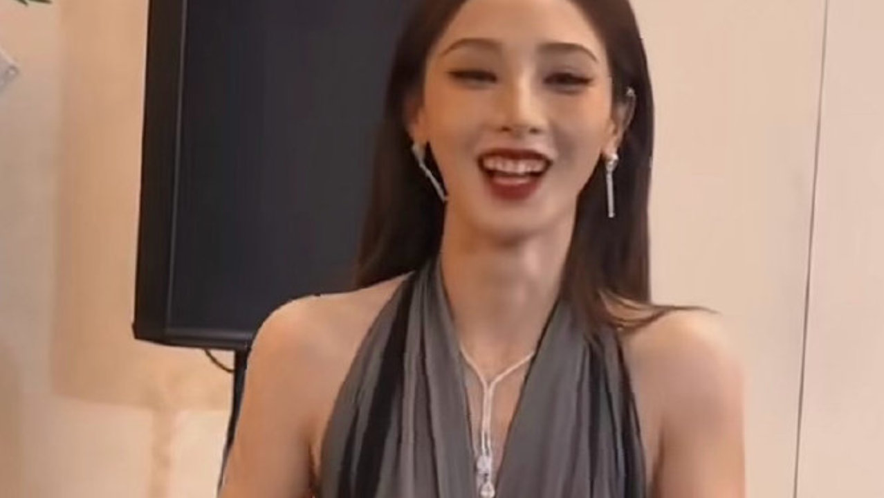 彭小苒直播穿的衣服有走光之虞，网友善意提醒，工作室发致歉声明