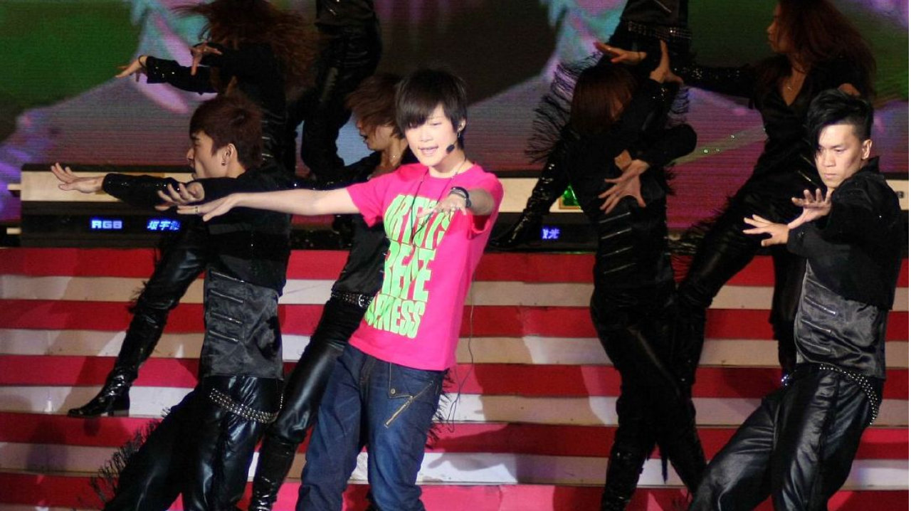 李宇春与不齐舞团同台炸场：烫脚舞为何魔性出圈？