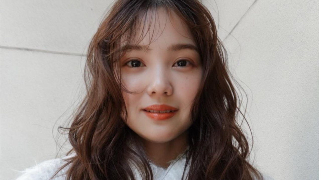 解锁日系轻熟风卷发：氛围感与实用性并存的秋冬发型首选