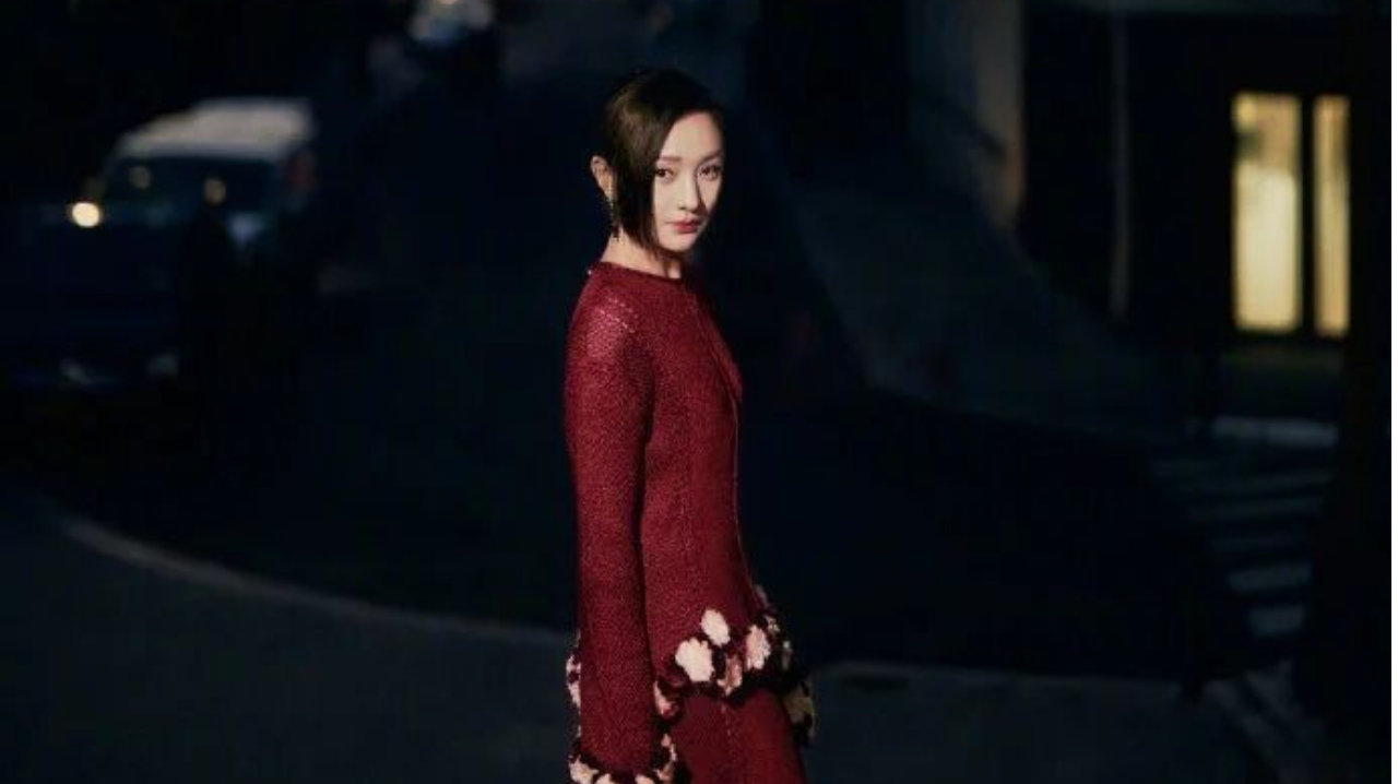 周迅亮相 Chanel 高定首秀：以东方风骨续写香奈儿山茶花的百年新章