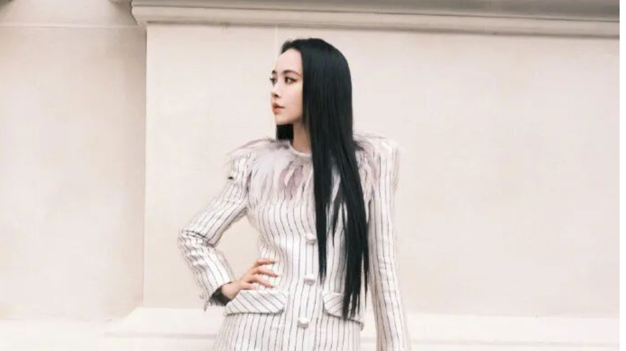 蔡依林 高定首秀：羽毛条纹焊住天后锋芒，巴黎街头的浪漫蜕变