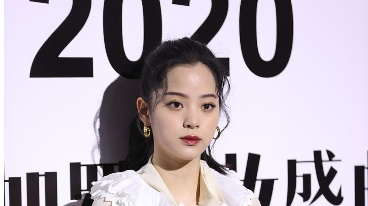 张艺凡卢昱晓黑白灰造型引争议：明星红毯为何不敢″出错″？