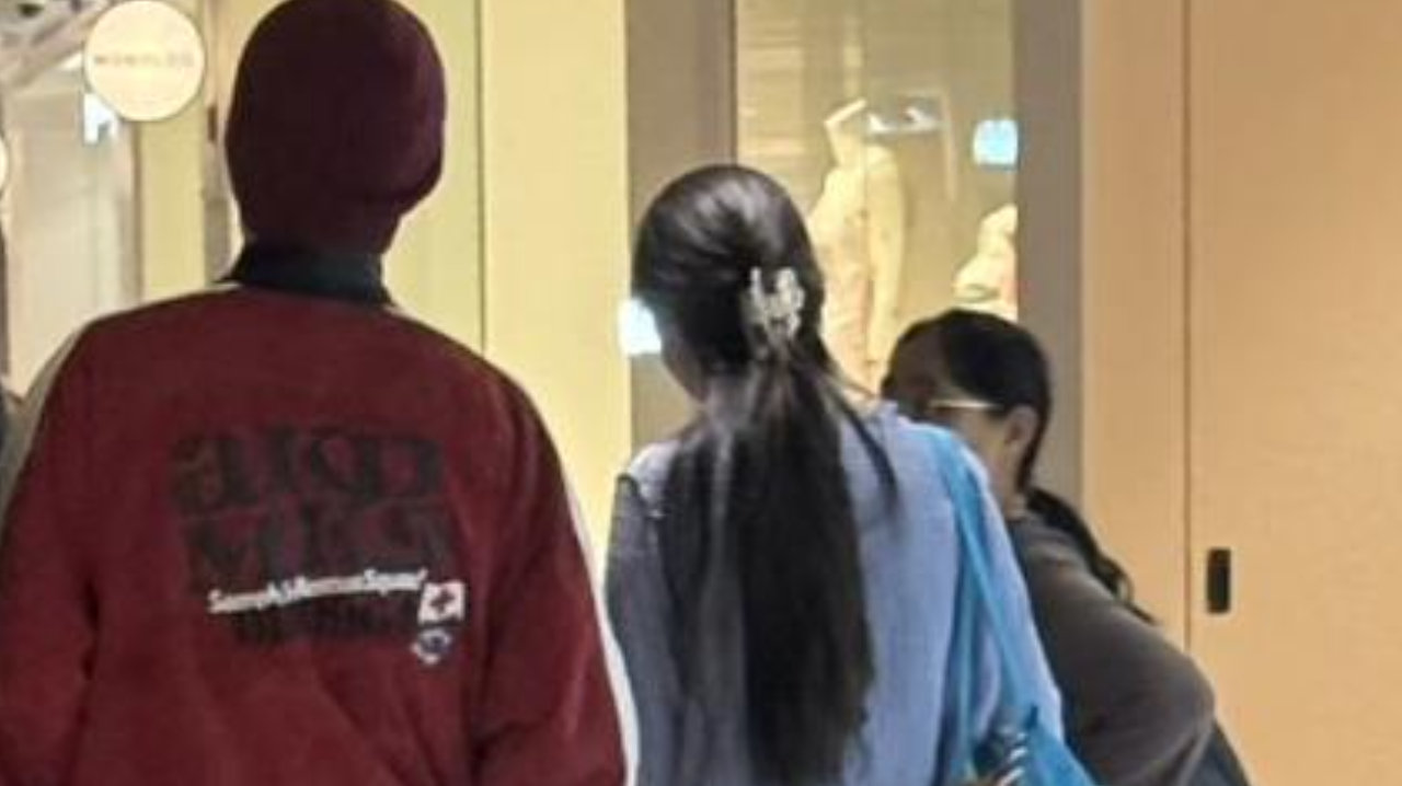 向太带家人新加坡购物，郭碧婷素颜拎包5岁女儿穿汉服抢眼