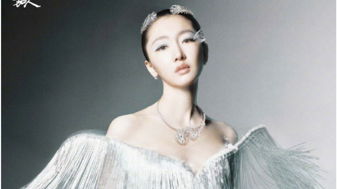 周冬雨《嘉人》｜张家诚掌镜Boucheron 珠宝演绎黑白天鹅双面美学