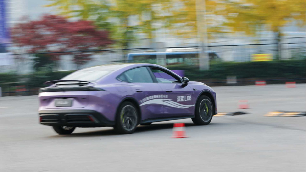 试驾深蓝L06：“公路磁悬浮”真有料，15万的车开出百万级质感