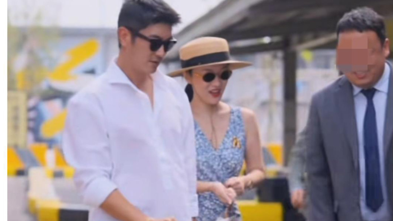 杜江夫妇阿那亚参加犬展！44岁霍思燕抱“珍珠”戴大金表，越来越富态