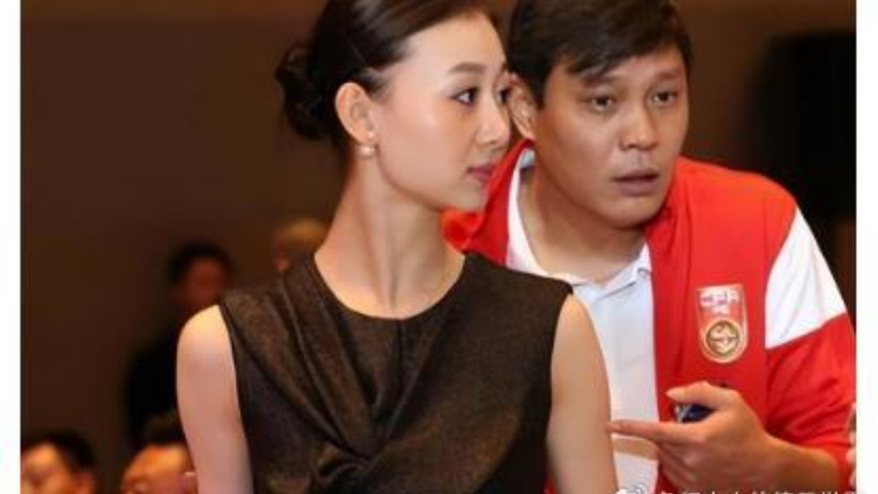 范志毅夫妇立冬逛甜品店！差17岁被认成父女，老婆一个眼神没敢买面包