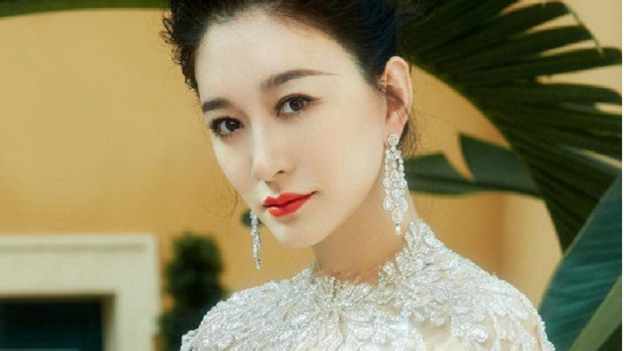 49岁李小冉近况曝光！与鄢颇分手后嫁给男闺蜜，如今婚姻生活很幸福