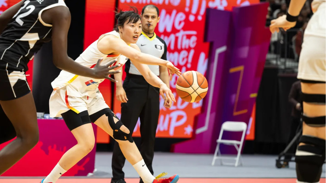 在场赢24分！中国女篮24岁1米86王牌闪耀：李梦替身变3D悍将