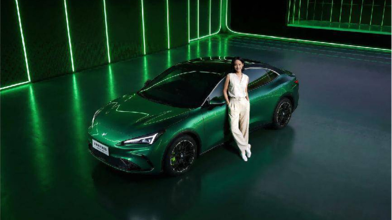 极狐全新阿尔法S5上市补贴价9.98万起，全系标配宁德时代不开盲盒