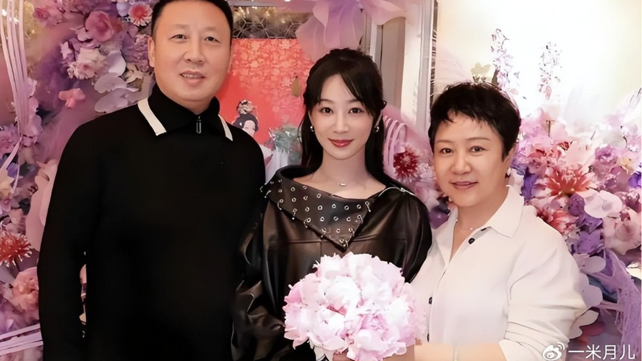 杨紫迎33岁生日，跟父母一起温馨同框，一家太温馨！