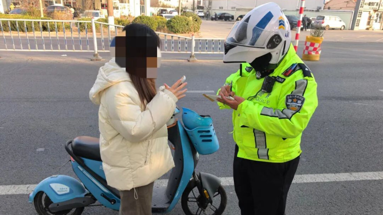 胶州交警开展冬季交通违法集中整治行动