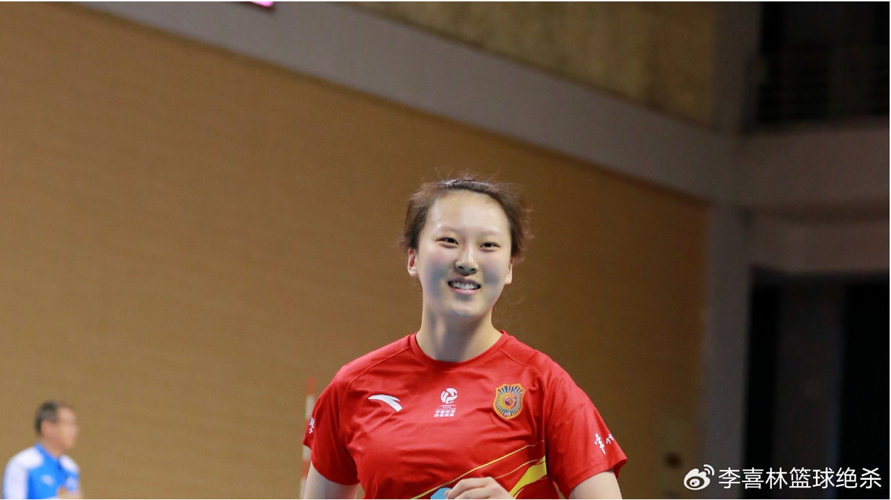 首秀轰21分超MVP！女排19岁1米93重炮崛起：张常宁指点龚翔宇替身