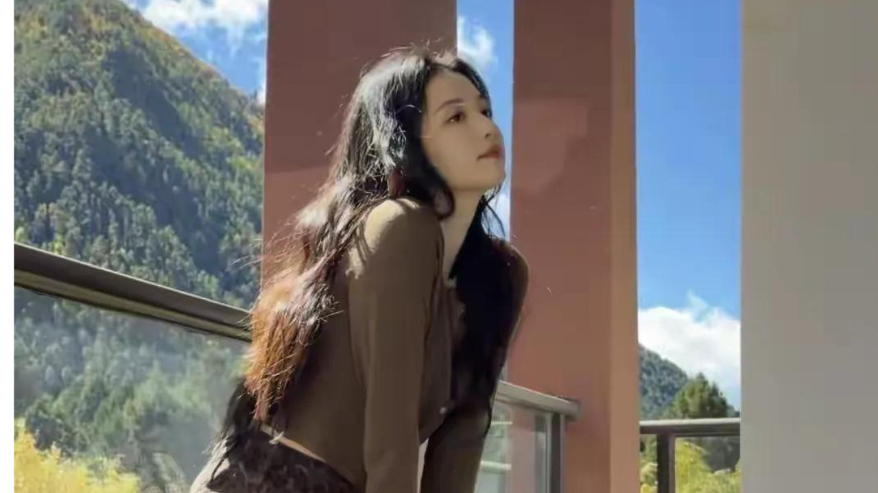 王楚然西藏游美照上热搜，露脐装搭花裙子超出片真是明媚阳光的大美人