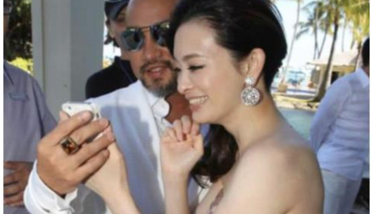 独刘真去世5年后辛龙首度开口，晒护照打脸造谣者，独自带娃5年