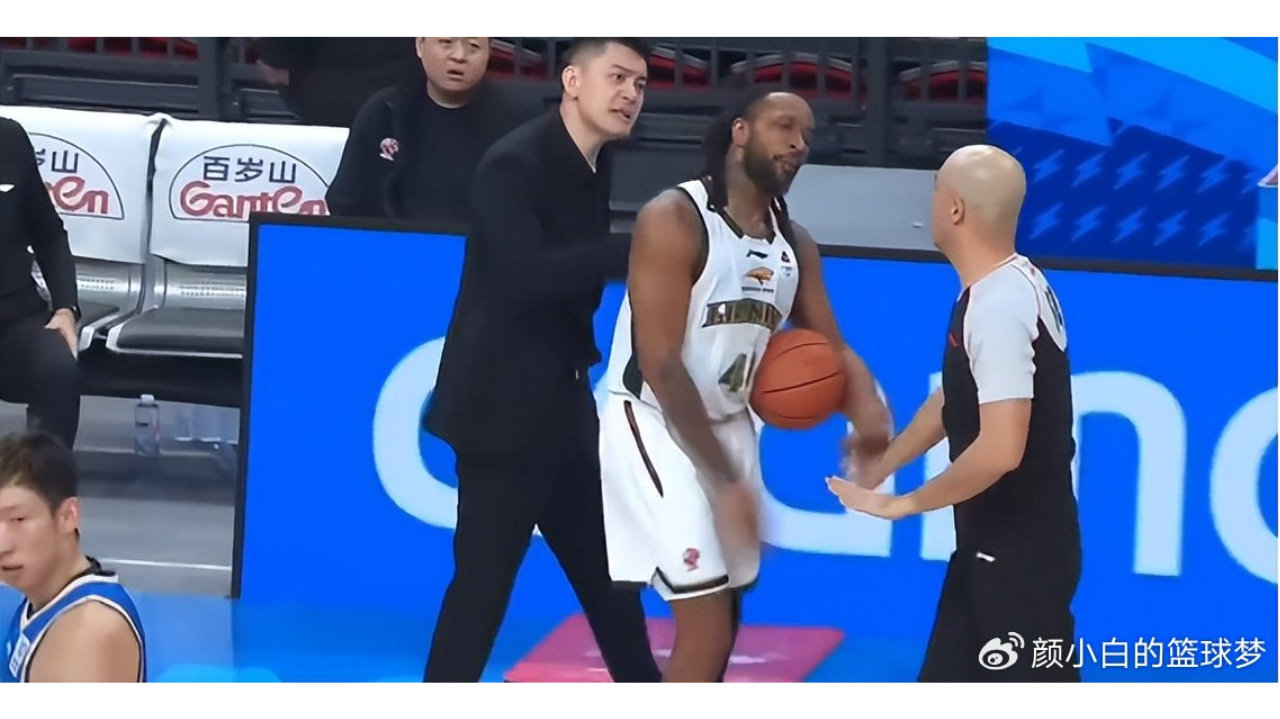 大V解析杨鸣连吃两T：裁判吹的没有任何问题！吴乃群赛后表示不理解