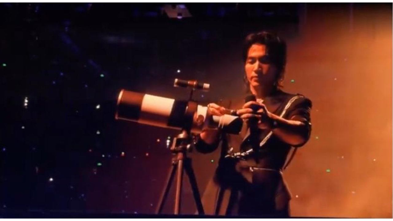 言承旭演唱会悼念大S：拿出送给杉菜的流星项链，挂在望远镜上