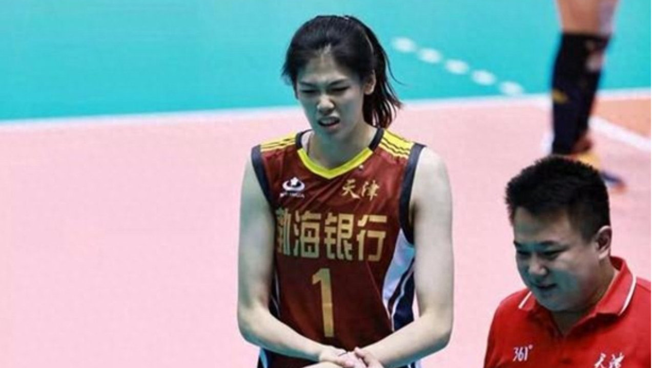 中国女排当家球星官宣回国，因伤被迫终止留洋，王宝泉携多人现身