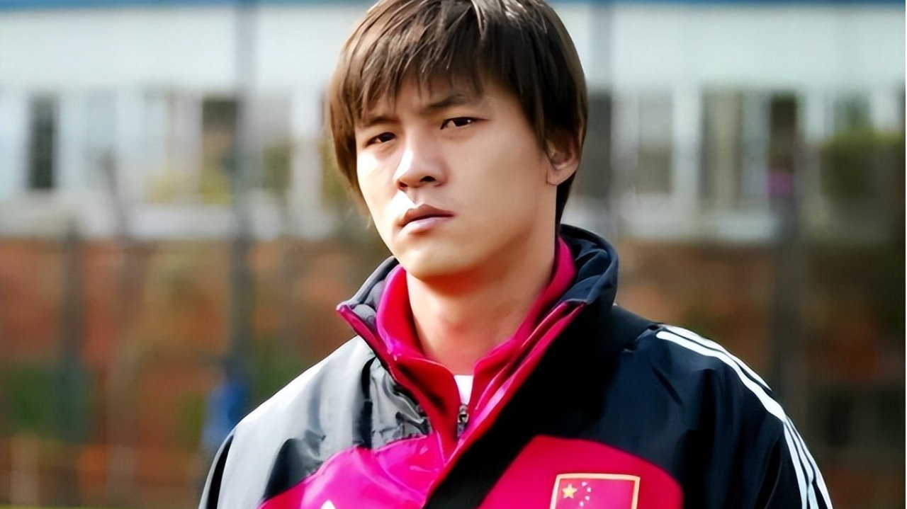 前国脚李玮峰盛赞郜林，直言他能力要超过老张玉宁，引发球迷一片热议