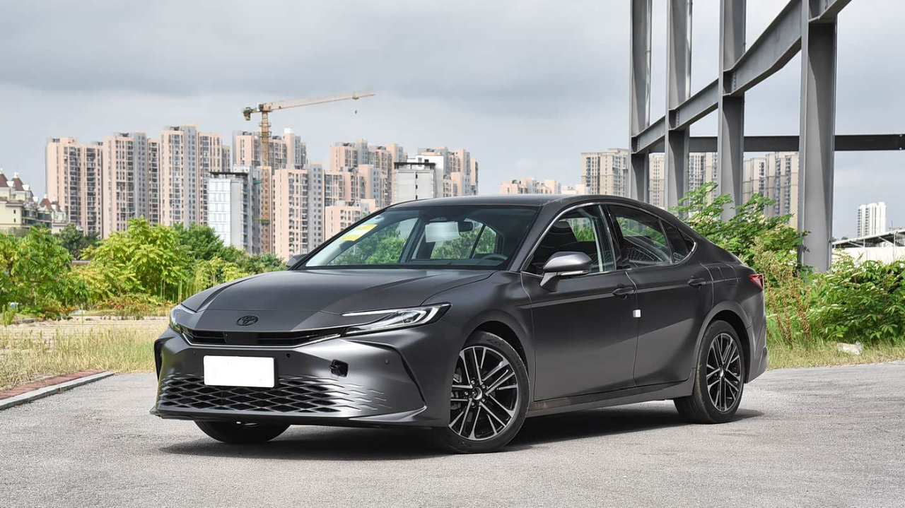 丰田凯美瑞新增两款光辉版车型，主打专属车色与配置升级