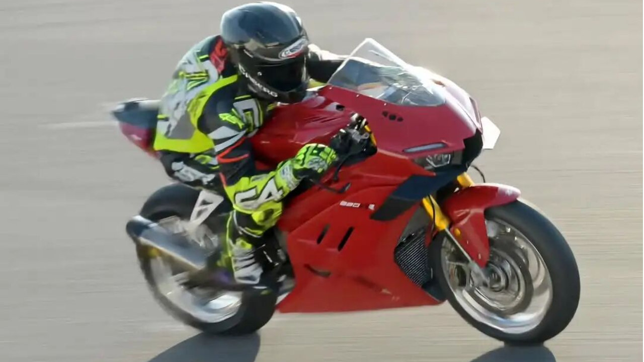 张雪820RR完成多轮WSBK测试，最新进展及赛季目标揭晓